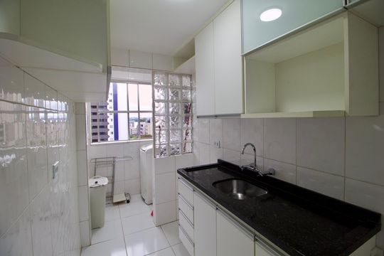 Cozinha de apartamento para alugar com 2 quartos, 47m² em Champagnat, Curitiba
