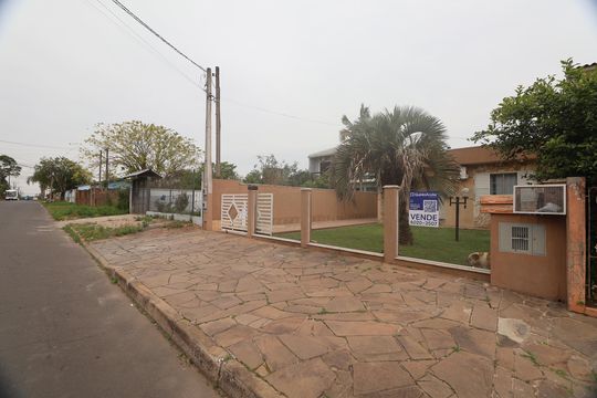 Fachada de casa à venda com 5 quartos, 600m² em Olaria, Canoas