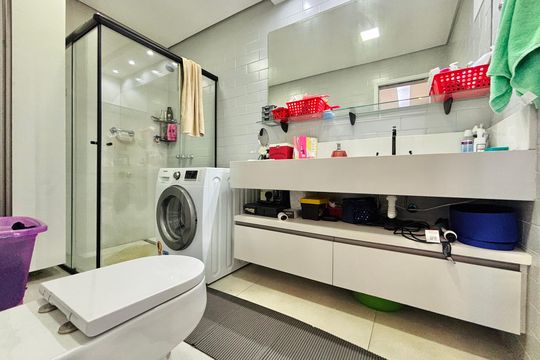 Banheiro da Suíte de apartamento à venda com 1 quarto, 55m² em Alphaville Industrial, Barueri