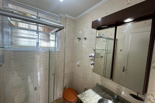 Banheiro de apartamento para alugar com 1 quarto, 59m² em Centro, São Vicente