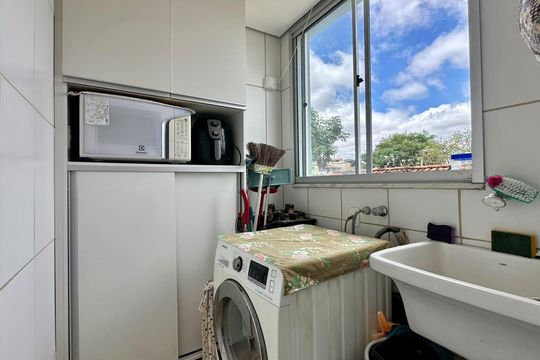 Banheiro de serviço de apartamento à venda com 2 quartos, 72m² em Santa Terezinha, Belo Horizonte