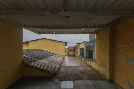 Garagem de casa à venda com 3 quartos, 150m² em Jardim Caguassu, São Paulo