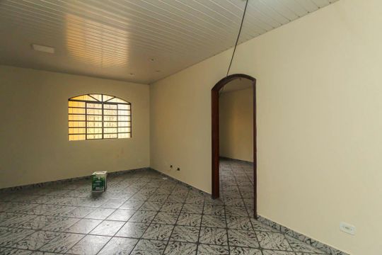 Sala de casa à venda com 3 quartos, 150m² em Jardim Caguassu, São Paulo