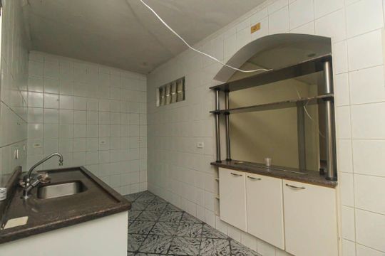 Cozinha  de casa à venda com 3 quartos, 150m² em Jardim Caguassu, São Paulo