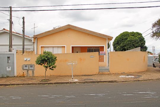 Fachada de casa para alugar com 2 quartos, 130m² em Vila Santo Antonio, Valinhos