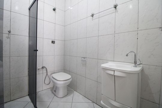 Banheiro comum de casa para alugar com 2 quartos, 140m² em Jardim Domitila, São Paulo