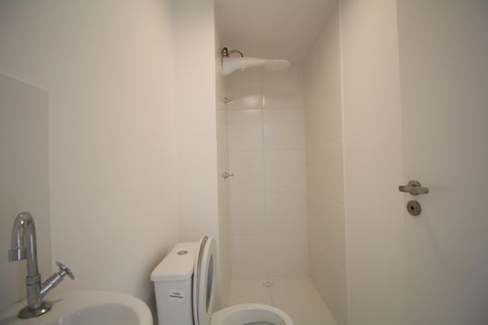 Banheiro de kitnet/studio à venda com 2 quartos, 28m² em Vila Andrade, São Paulo