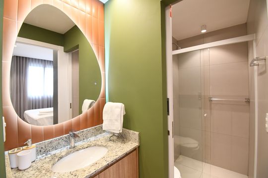 Banheiro de apartamento à venda com 1 quarto, 33m² em Centro, Curitiba