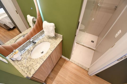 Banheiro de apartamento à venda com 1 quarto, 33m² em Centro, Curitiba
