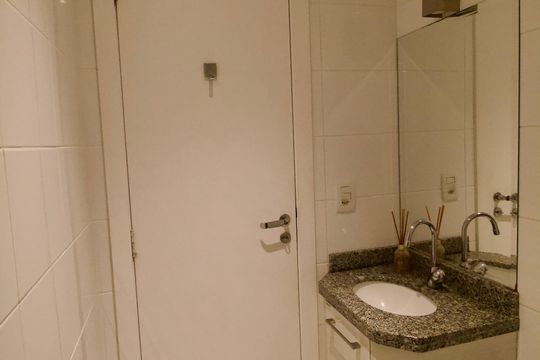 Banheiro de apartamento à venda com 3 quartos, 64m² em Santa Cândida, Curitiba