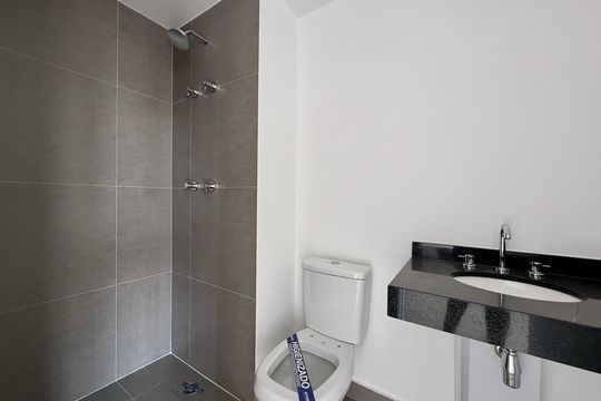 Banheiro de kitnet/studio à venda com 1 quarto, 24m² em Vila Olímpia, São Paulo