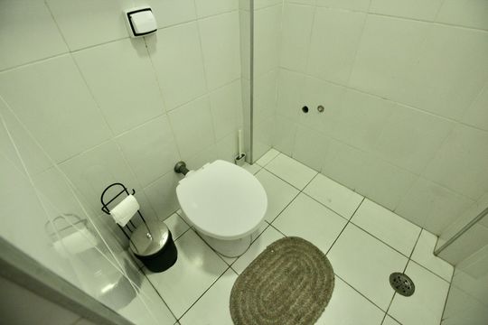 Banheiro de serviço de apartamento para alugar com 2 quartos, 80m² em Estuário, Santos