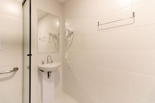 Banheiro  de kitnet/studio à venda com 1 quarto, 32m² em Vila Gumercindo, São Paulo