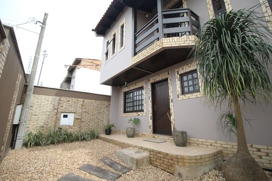 Fachada de casa para alugar com 4 quartos, 260m² em Costa E Silva, Porto Alegre