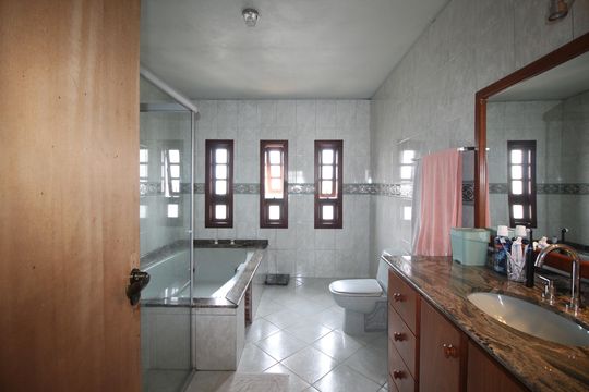 Banheiro da Suíte 2 de casa para alugar com 4 quartos, 260m² em Costa E Silva, Porto Alegre