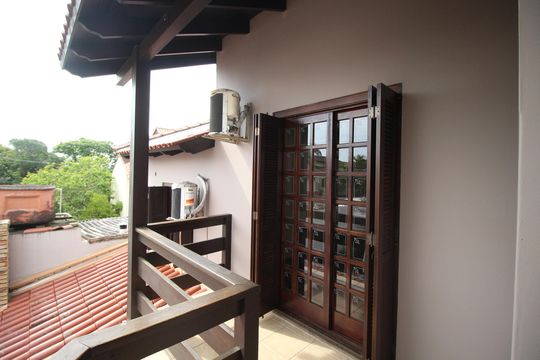 Escada de casa para alugar com 4 quartos, 260m² em Costa E Silva, Porto Alegre