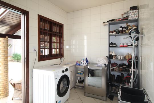 Área de Serviço de casa para alugar com 4 quartos, 260m² em Costa E Silva, Porto Alegre