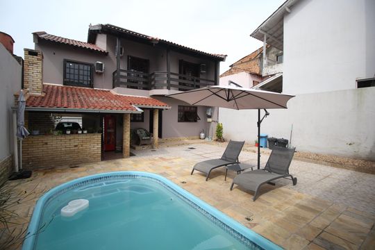 Quintal de casa para alugar com 4 quartos, 260m² em Costa E Silva, Porto Alegre