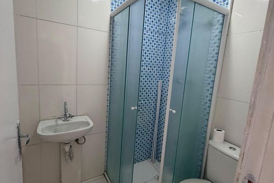 Banheiro de apartamento para alugar com 2 quartos, 43m² em Vila da Oportunidade, Carapicuíba