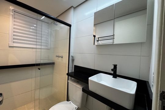 Banheiro de apartamento à venda com 2 quartos, 43m² em Vila Yolanda, Osasco