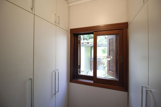 Closet da suíte 1 de casa à venda com 3 quartos, 1320m² em Auxiliadora, Porto Alegre
