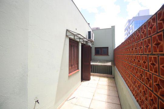 Sacada de casa à venda com 3 quartos, 1320m² em Auxiliadora, Porto Alegre