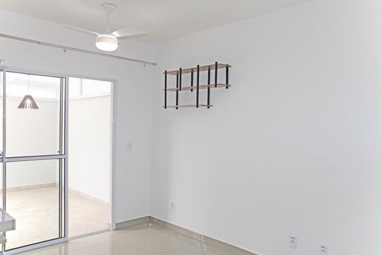 Sala de apartamento à venda com 2 quartos, 72m² em Vila Santa Claudina, Vinhedo