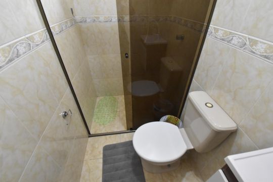 Banheiro de casa para alugar com 2 quartos, 62m² em Novo Mundo, Curitiba