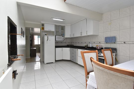 Cozinha de casa para alugar com 2 quartos, 62m² em Novo Mundo, Curitiba