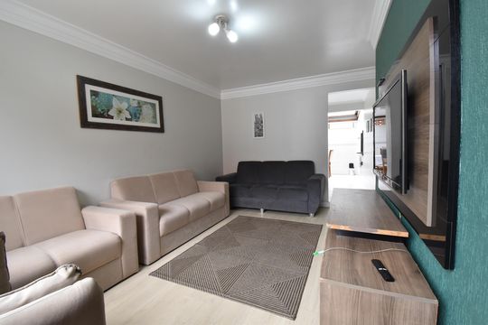 Sala de casa para alugar com 2 quartos, 62m² em Novo Mundo, Curitiba