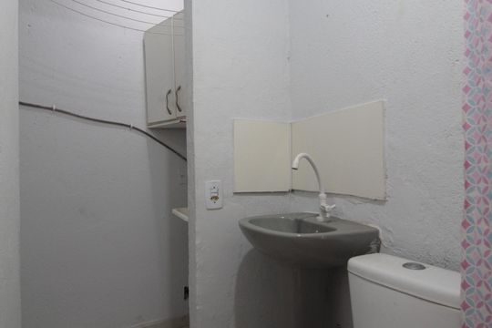 Banheiro de kitnet/studio para alugar com 1 quarto, 30m² em Juliana, Belo Horizonte