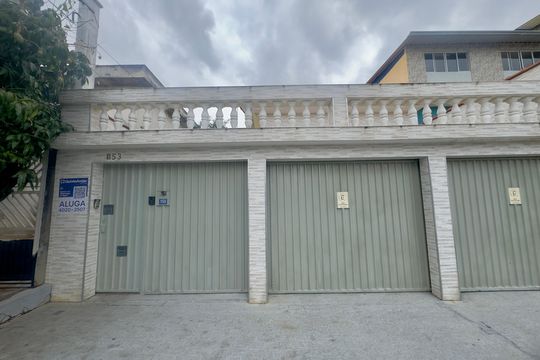 Placa instalada na fachada do imóvel  de casa para alugar com 2 quartos, 120m² em Jardim Adriana, Guarulhos