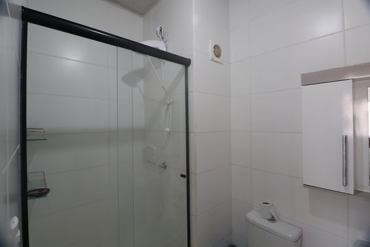 Banheiro de apartamento para alugar com 2 quartos, 48m² em Jardim Betânia, Cachoeirinha