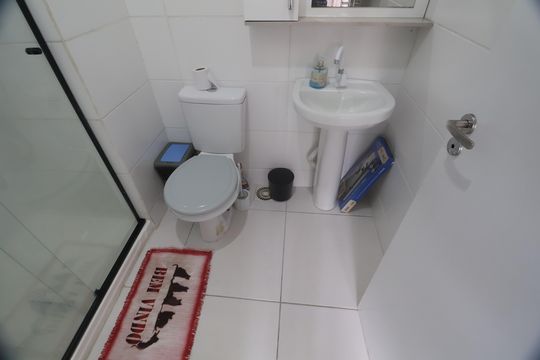 Banheiro de apartamento para alugar com 2 quartos, 48m² em Jardim Betânia, Cachoeirinha