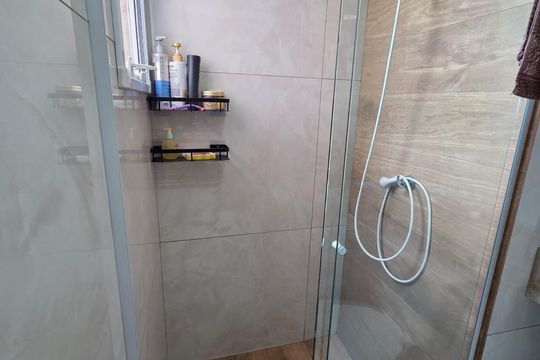 Banheiro de apartamento à venda com 2 quartos, 50m² em Jardim do Lago Continuacao, Campinas