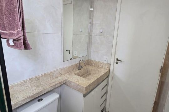 Banheiro de apartamento à venda com 2 quartos, 50m² em Jardim do Lago Continuacao, Campinas
