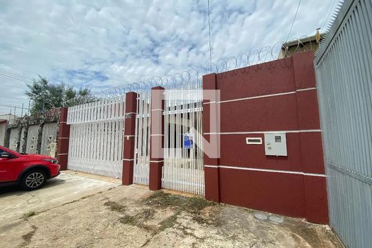 Fachada de casa à venda com 3 quartos, 225m² em QSD 49, Brasília