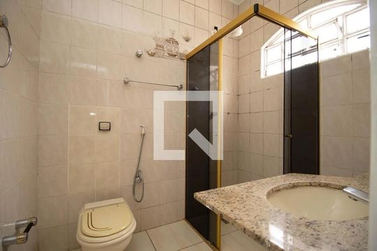 Banheiro 2 de casa à venda com 3 quartos, 225m² em QSD 49, Brasília