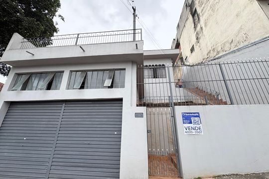 Fachada de casa à venda com 2 quartos, 220m² em Vila Zat, São Paulo
