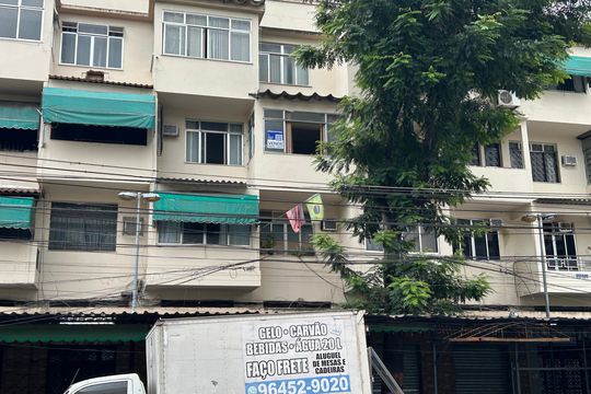 Fachada + placa de apartamento à venda com 1 quarto, 50m² em Realengo, Rio de Janeiro