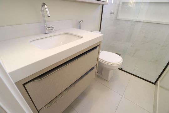 Banheiro do Quarto 3 de apartamento para alugar com 3 quartos, 117m² em Santa Mônica, Uberlândia