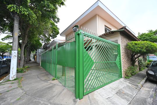 Fachada de casa à venda com 5 quartos, 250m² em Vila da Saúde, São Paulo