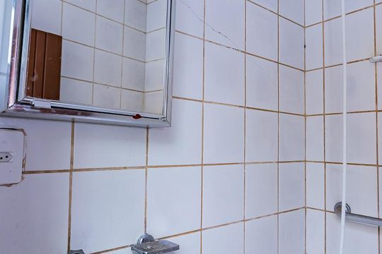 Banheiro de serviço de casa para alugar com 2 quartos, 60m² em Parque Sao Domingos, São Paulo