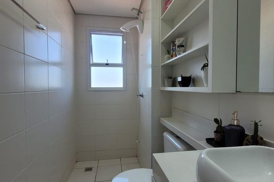 Banheiro  de apartamento à venda com 2 quartos, 53m² em Ortizes, Valinhos