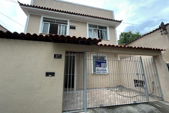 Fachada + placa de casa para alugar com 2 quartos, 136m² em Vila Valqueire, Rio de Janeiro