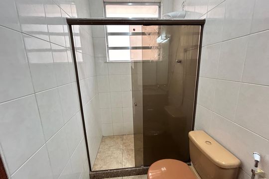 Banheiro de casa para alugar com 2 quartos, 136m² em Vila Valqueire, Rio de Janeiro