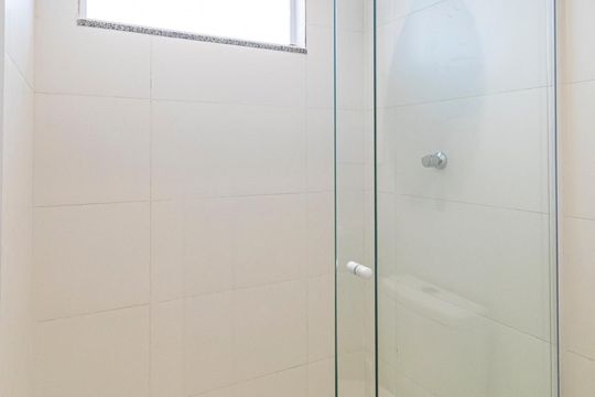 Banheiro de kitnet/studio para alugar com 1 quarto, 24m² em Penha, Rio de Janeiro
