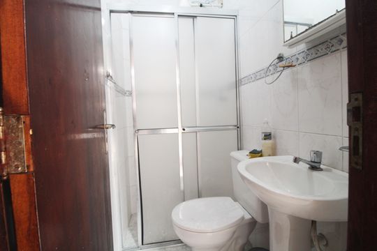 Banheiro de serviço de casa para alugar com 3 quartos, 275m² em Interlagos, São Paulo