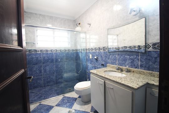 Banheiro comum de casa para alugar com 3 quartos, 275m² em Interlagos, São Paulo