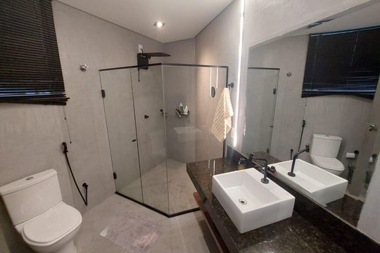 banheiro principal de apartamento para alugar com 3 quartos, 120m² em Funcionários, Belo Horizonte